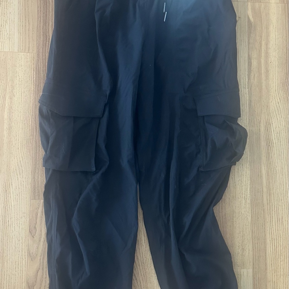 Lululemon women’s dance studio relaxed fit MR cargo jogger size small new with t